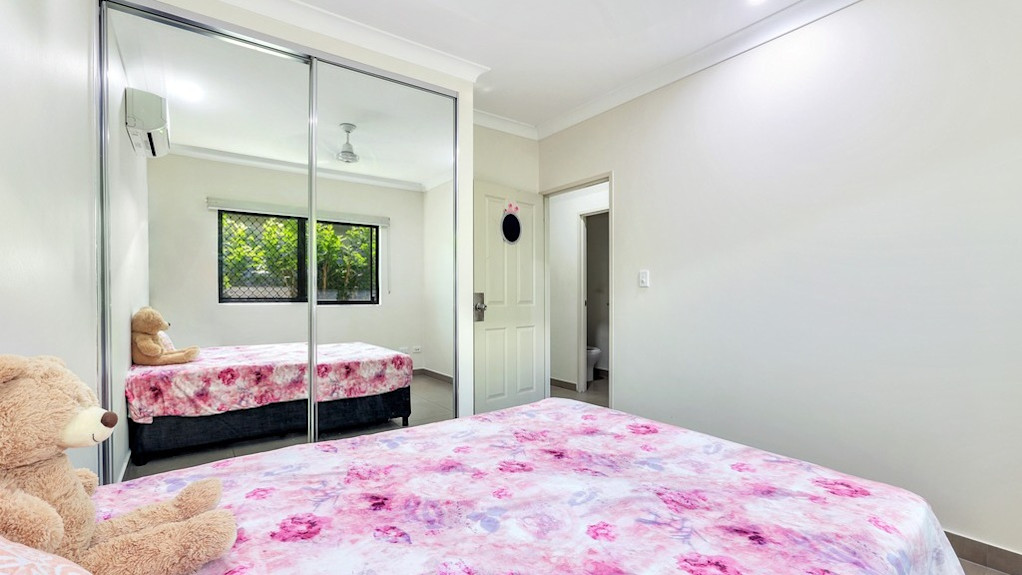 --Bedroom with double bed and mirrored wardrobe.--