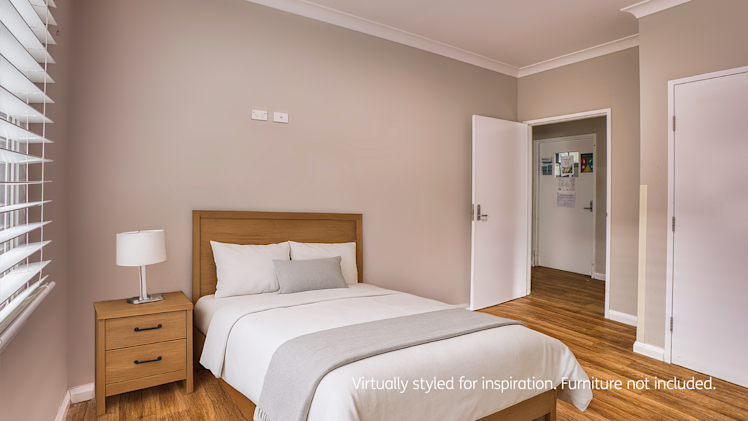 Bbedroom with built-in wardrobe.