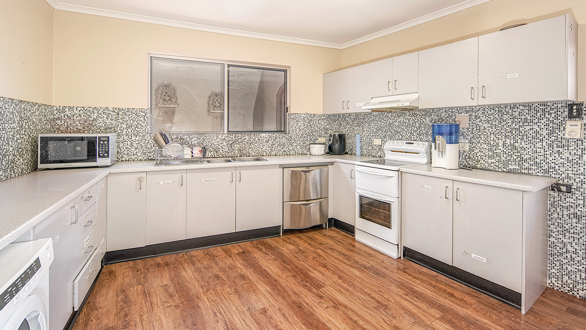 --Large wrap around kitchen.--