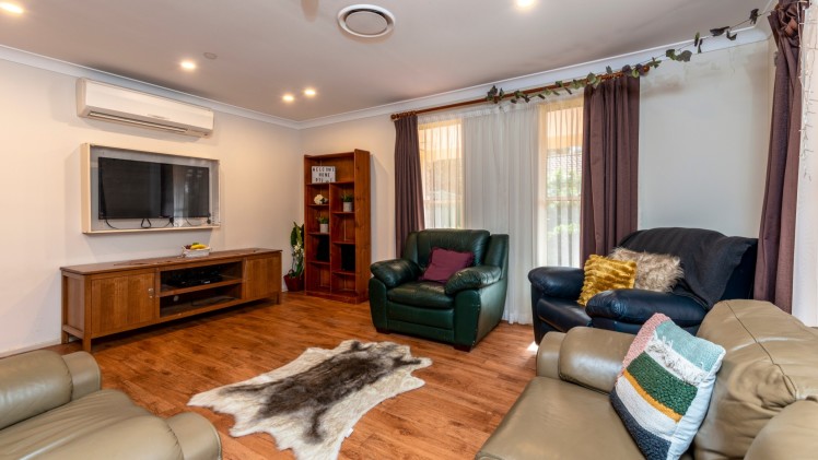 Wentworth Falls house living and lounge room