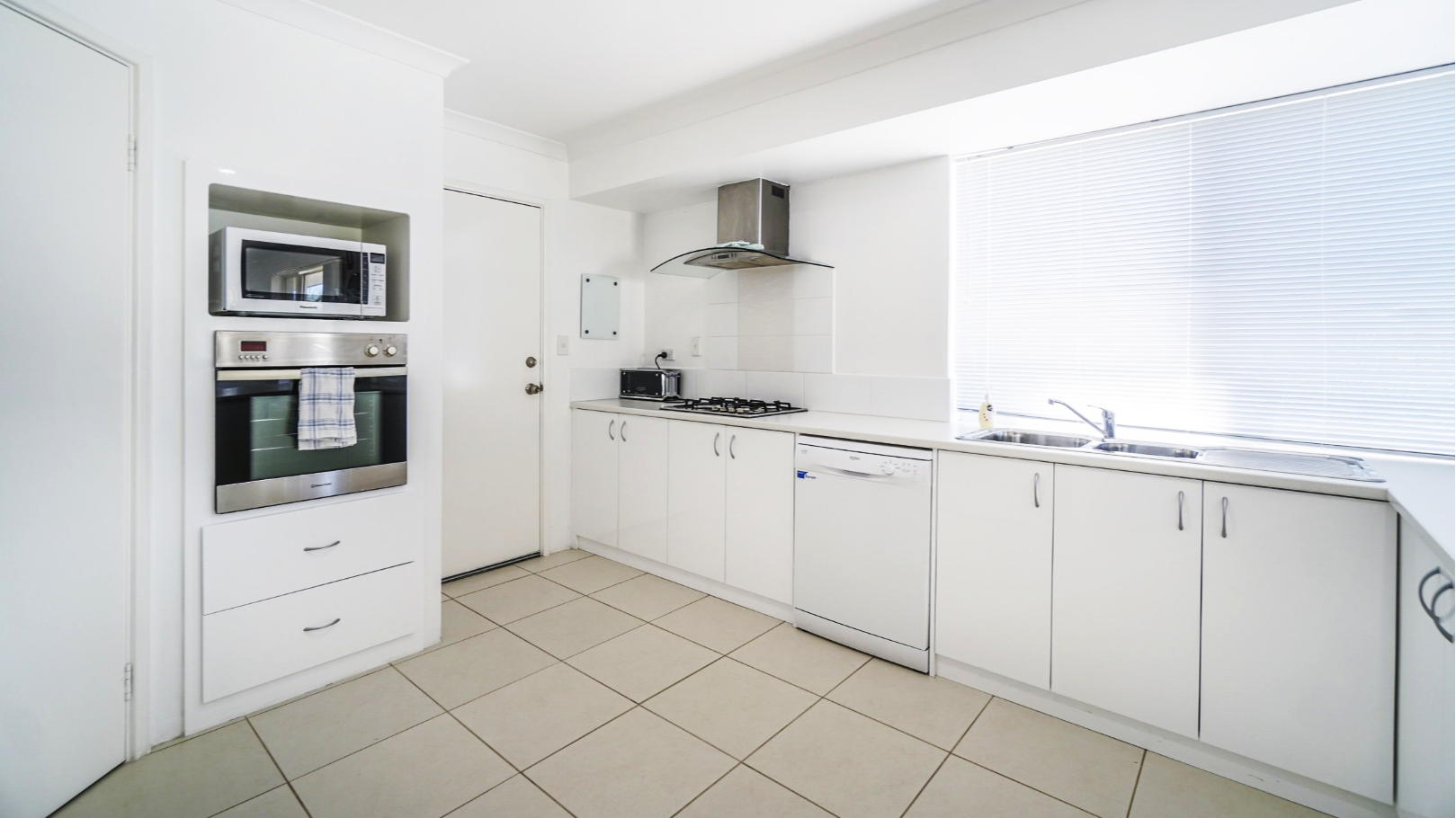 --Port Kennedy Bayside house kitchen area--