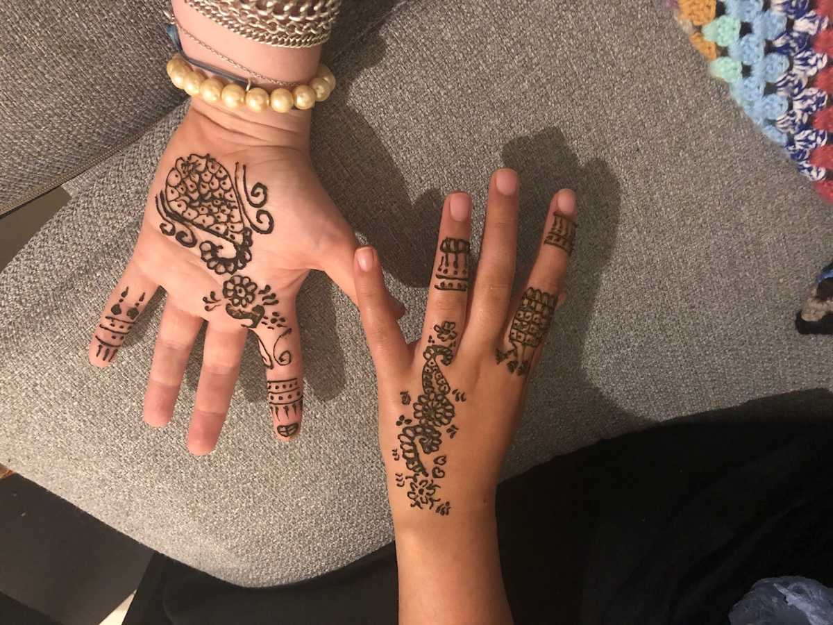 Henna hands