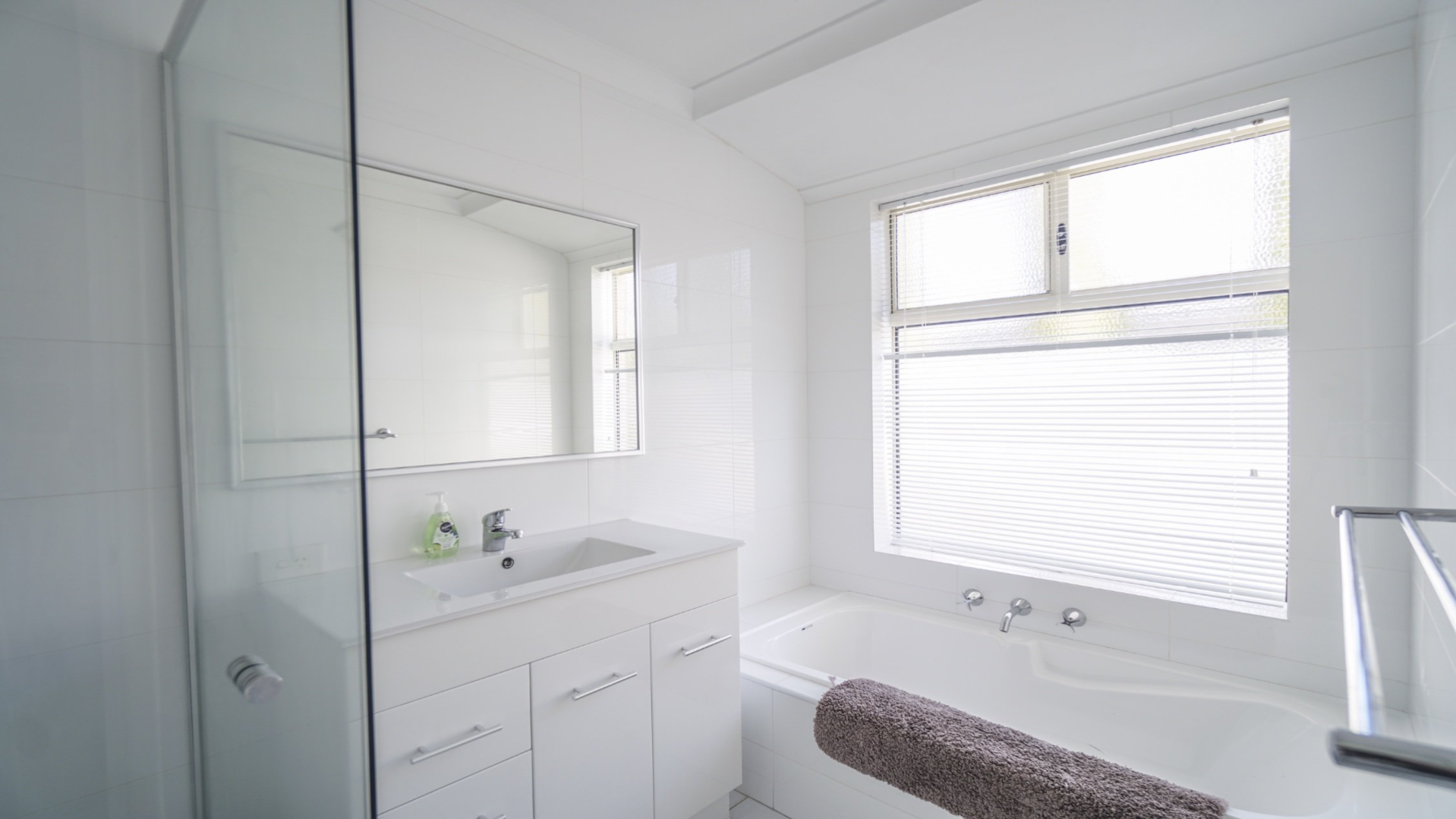 --Port Kennedy Bayside Bathroom--