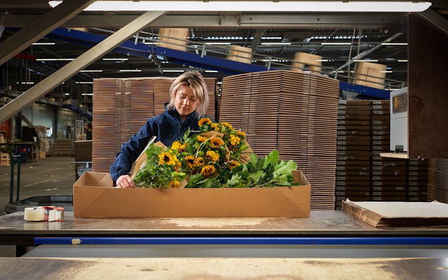 VDP - Employee packing flowers (2)