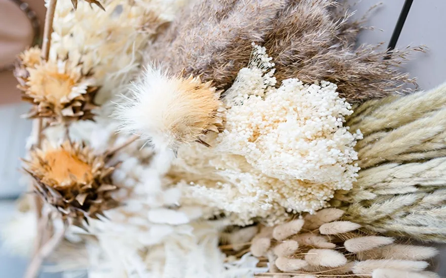 Bouquet di fiori secchi naturali – toni beige e bianchi