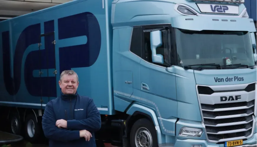 Chauffeur devant le camion de fleurs Van der Plas