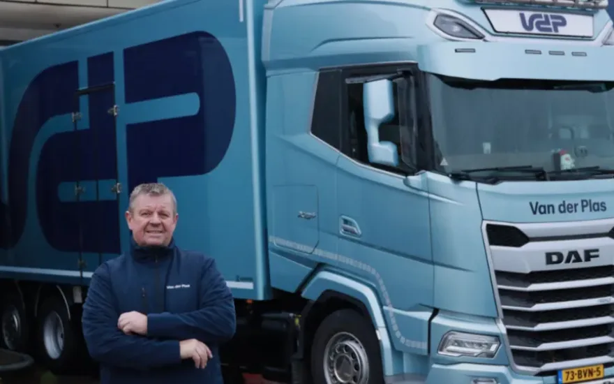 Chauffeur devant le camion de fleurs Van der Plas