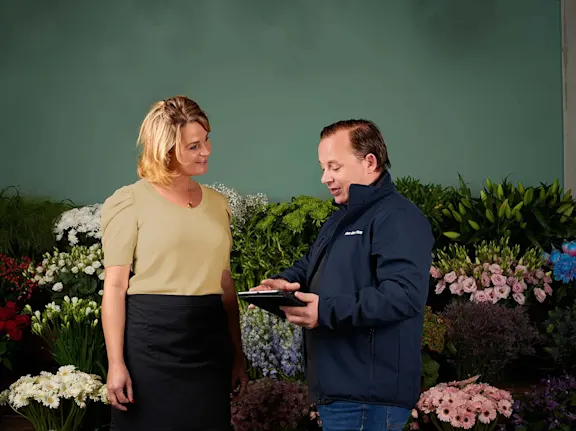 Bloemist krijgt uitleg over webshop bloemengroothandel