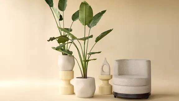 Elegantní interiér s dekorací z umělých rostlin