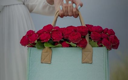 Sprejové růže červené v ruce