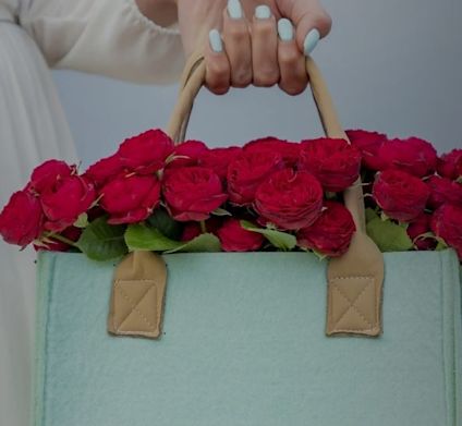 Sprayroser røde i en håndb