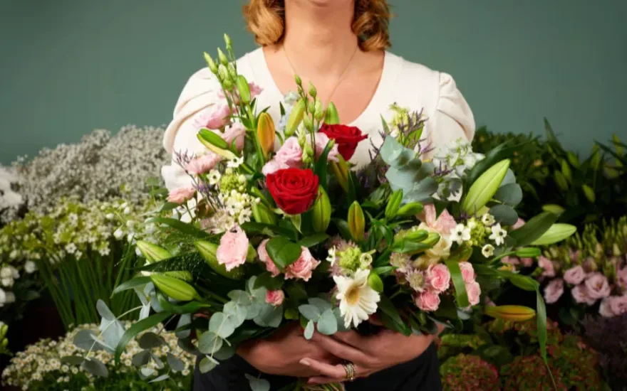 Blumenstrauß mit Rosen und Lilien