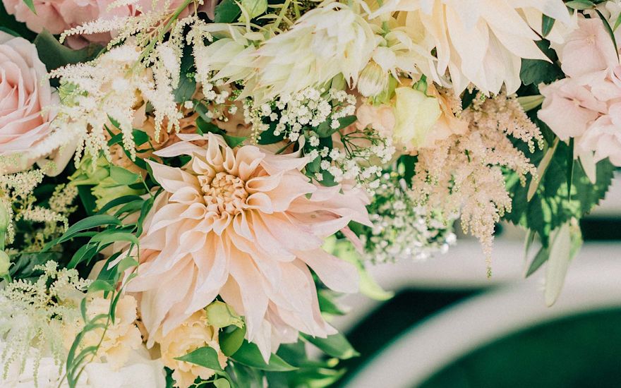 Fleurs de mariage en couleur nude