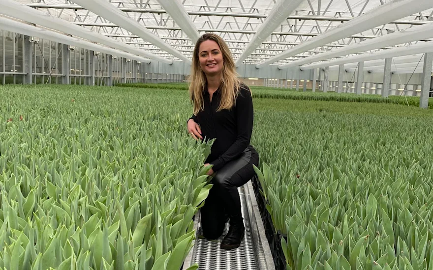 Kvinne i svart mellom tulipaner