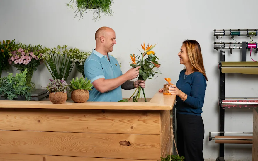 Florist mit Kunde am Schalter