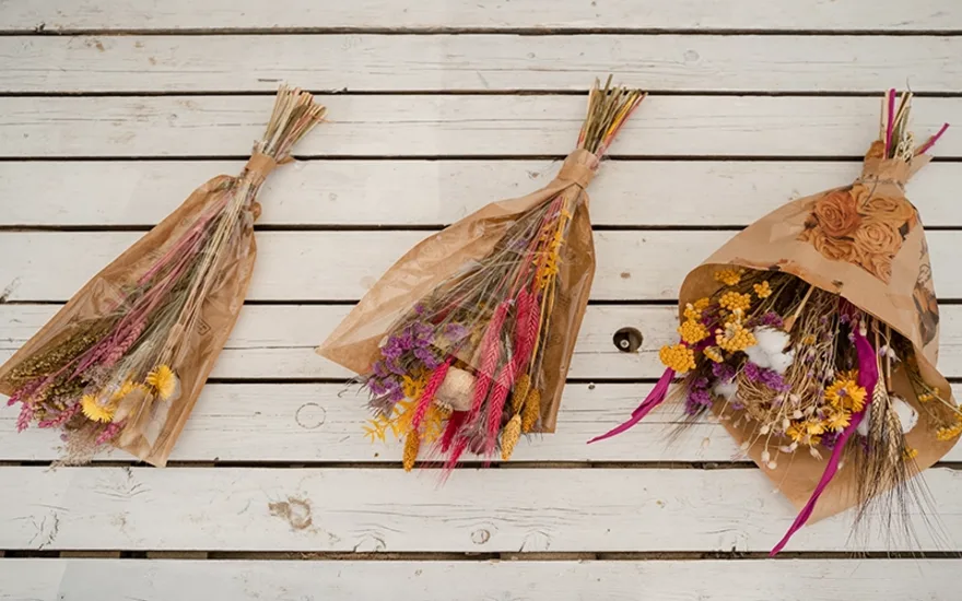 Handgebundene Trockenblumensträuße – bunt & verkaufsfertig