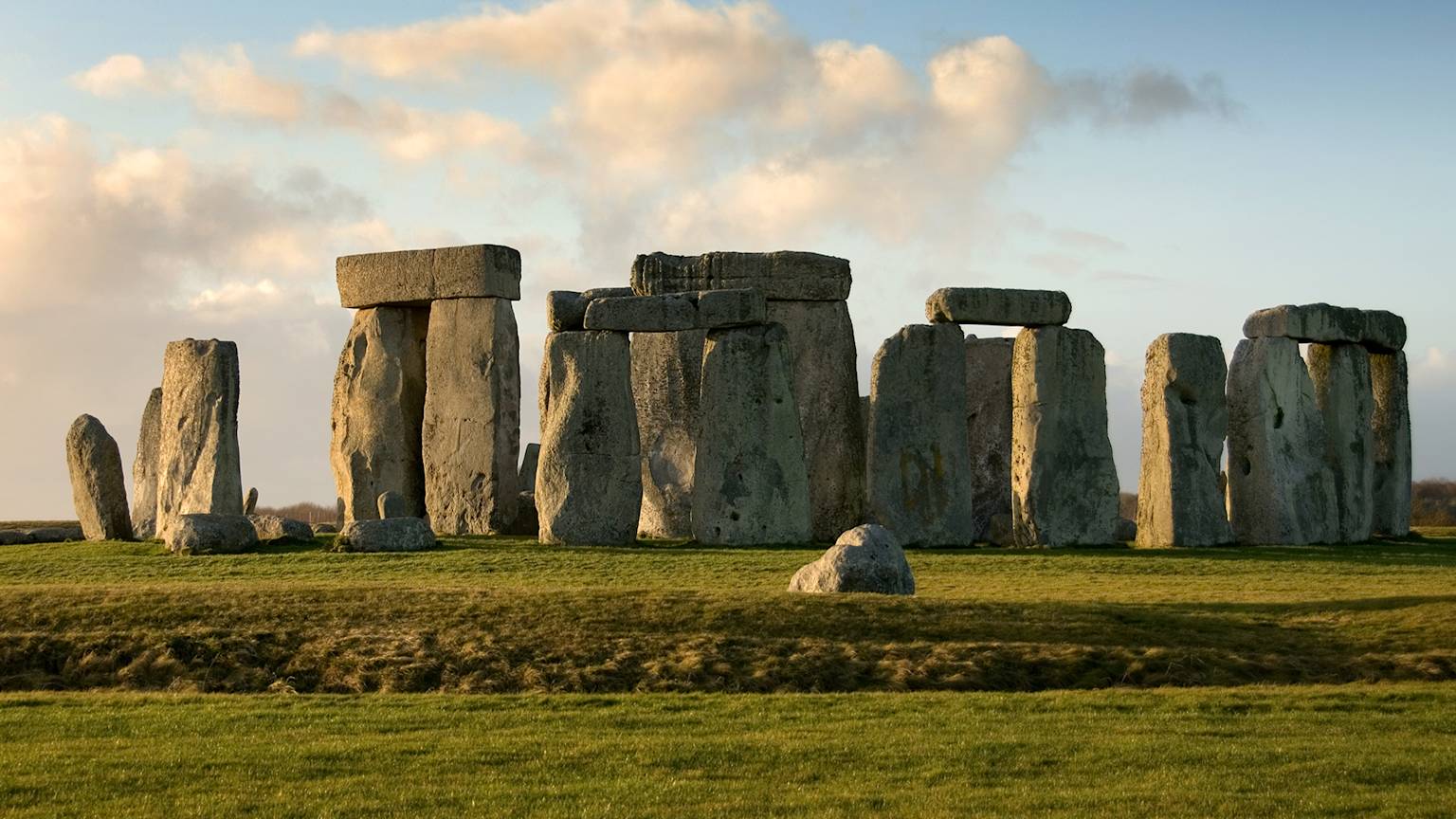 stonehenge-uk-winter-day.-swiper-hero-gallery