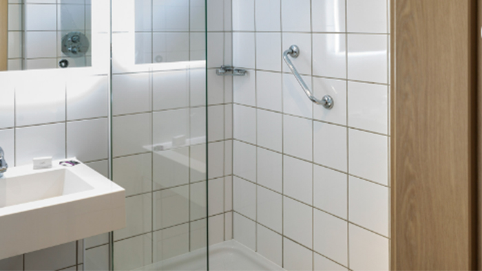 Mercure-Cardiff-North-Hotel-bathroom