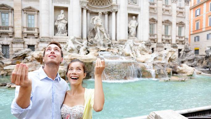 Rome-Italy-Trevi-Fountain-Travellers-Throwing-Coin-_expatexplore