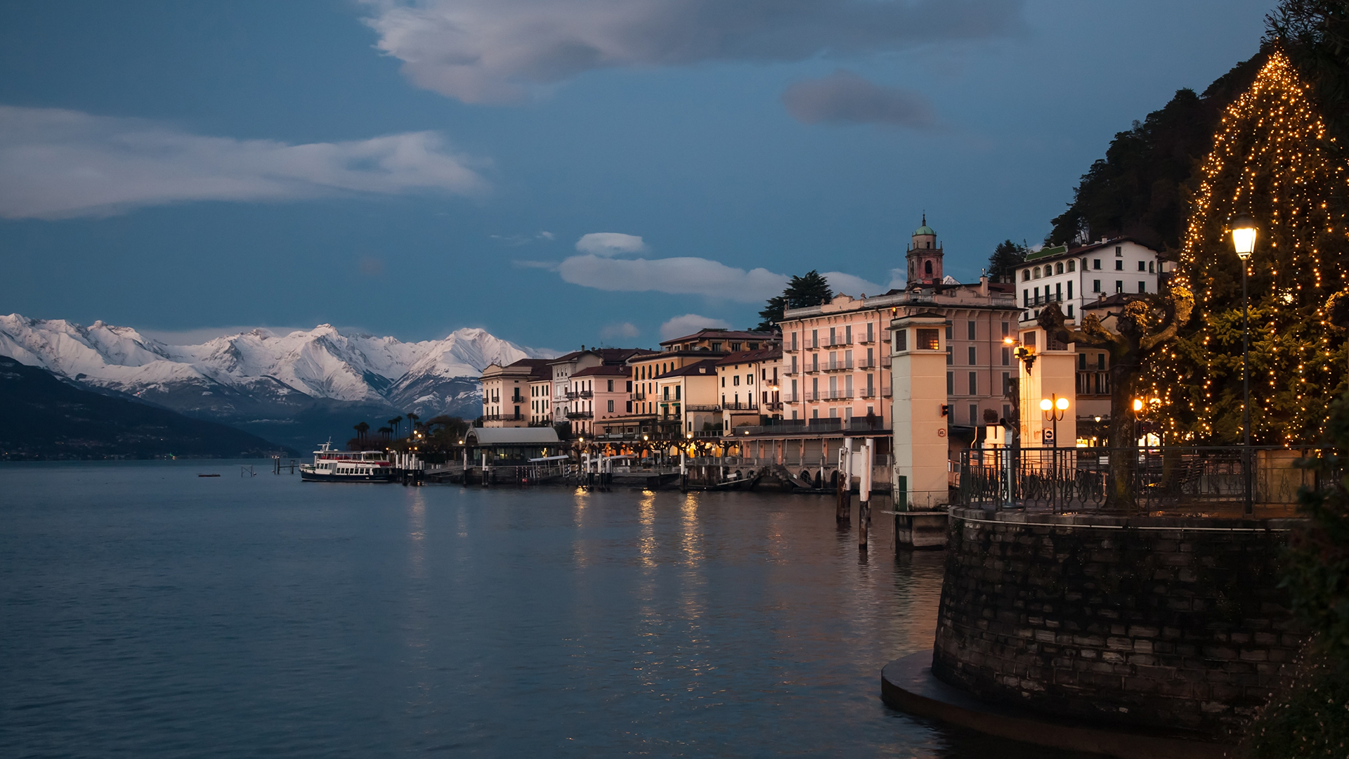 lake-como-italy-winter-christmas-tree