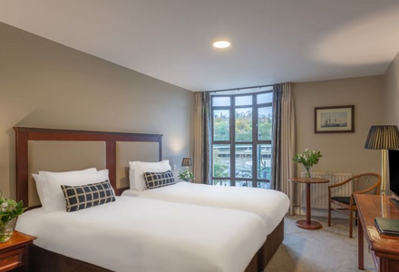 dooleys-hotel-room
