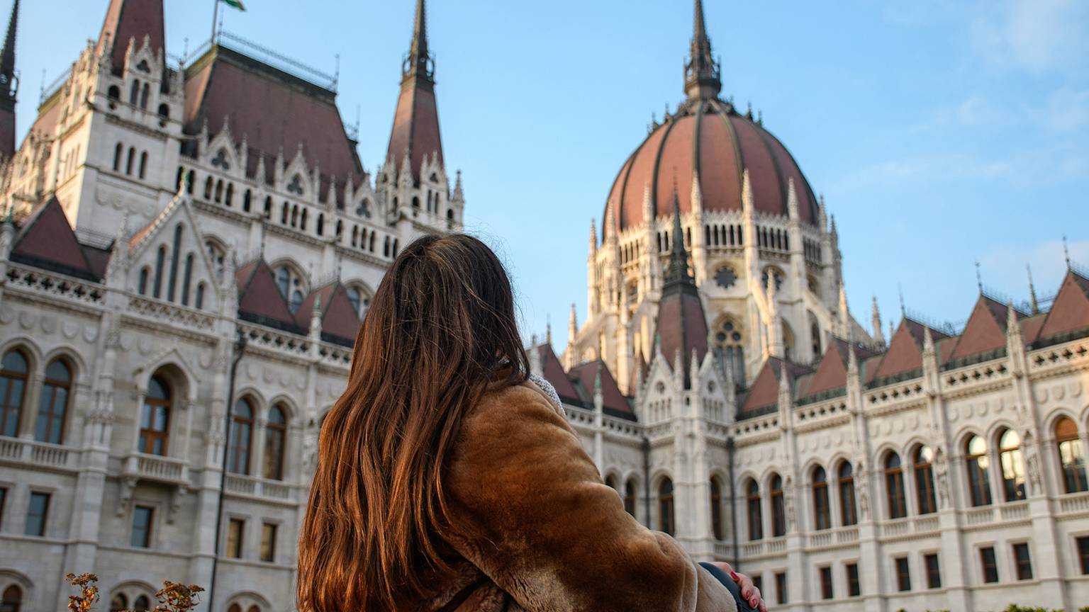 budapest-hungary-parliament-building-tourist-swiper-hero-gallery