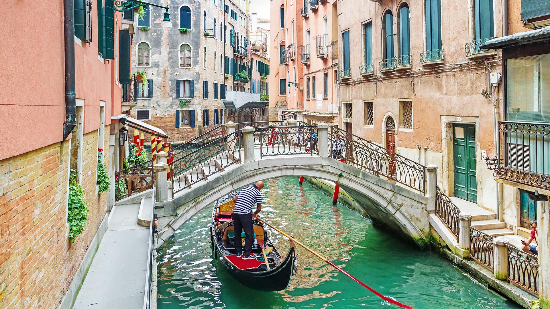 Italy-Venice-canal-gondola-bridge