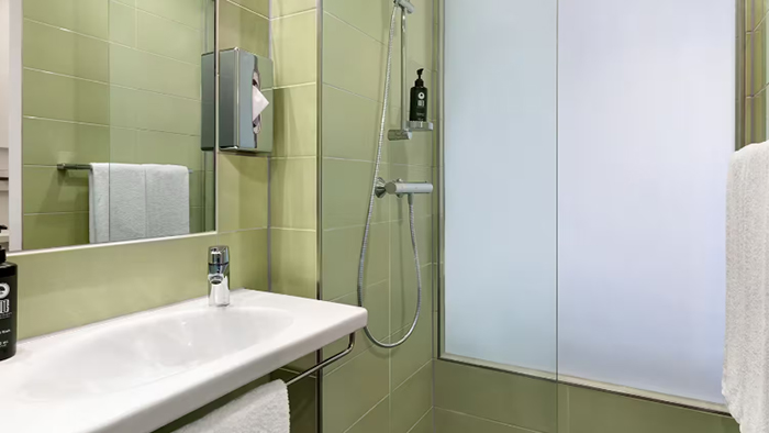 Super-8-by-Wyndham-Koblenz-bathroom