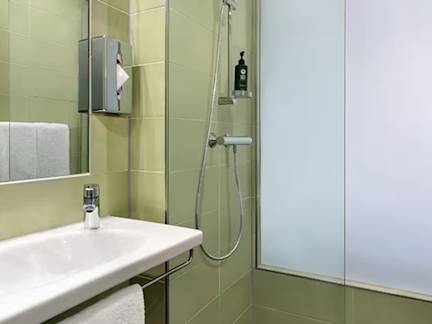 Super-8-by-Wyndham-Koblenz-bathroom