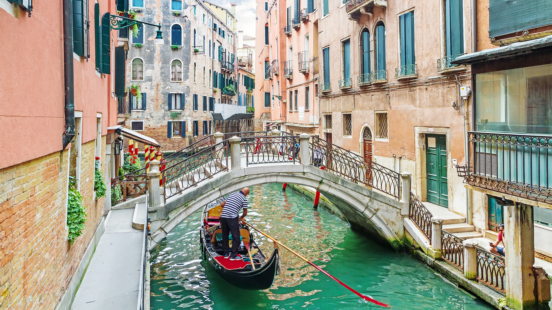 Venice-Italy-gondola-under-the-bridge-swiper-hero-gallery