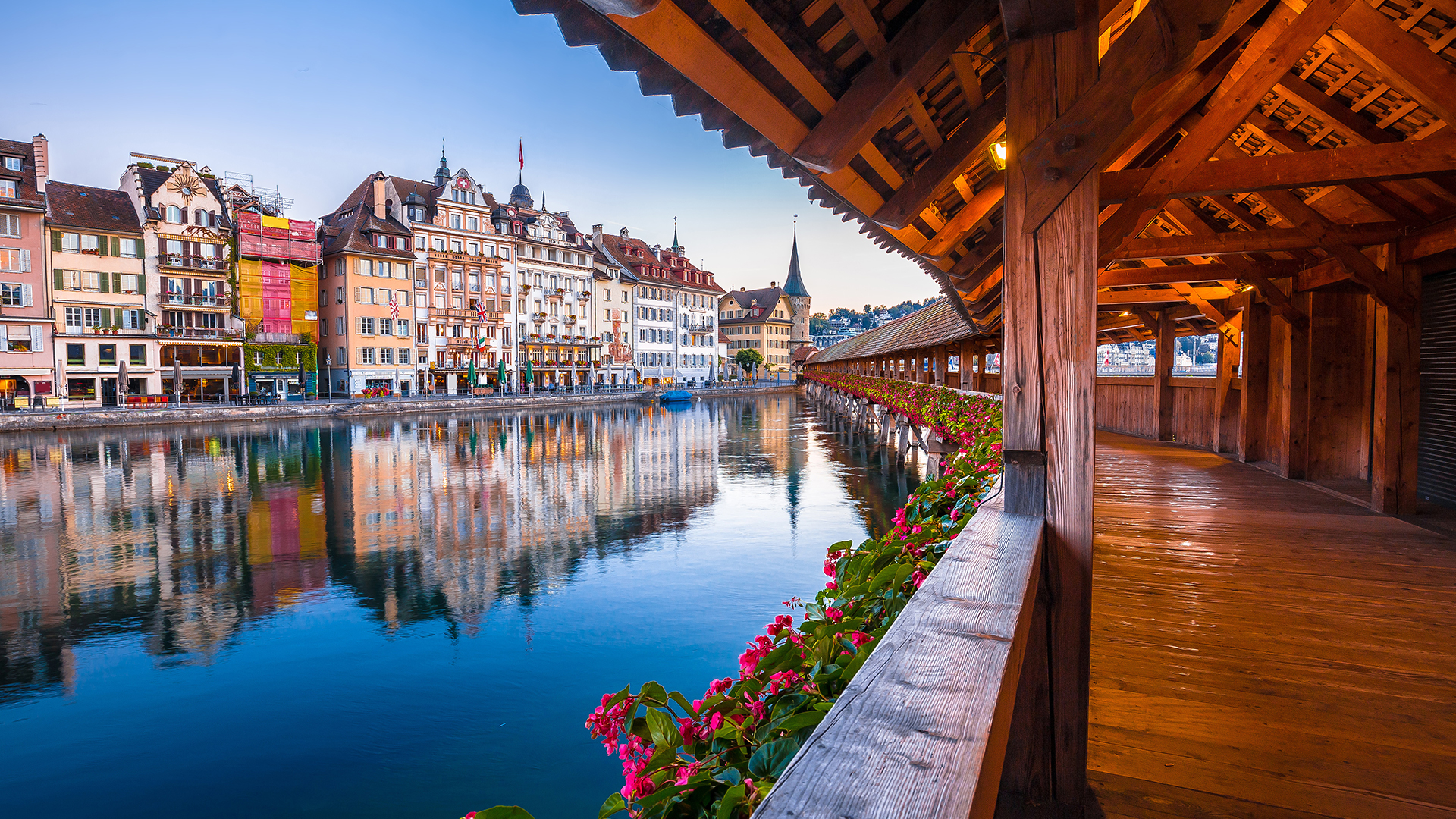 kapellbrucke-wooden-bridge-luzern-switzerland-swiper-hero-gallery