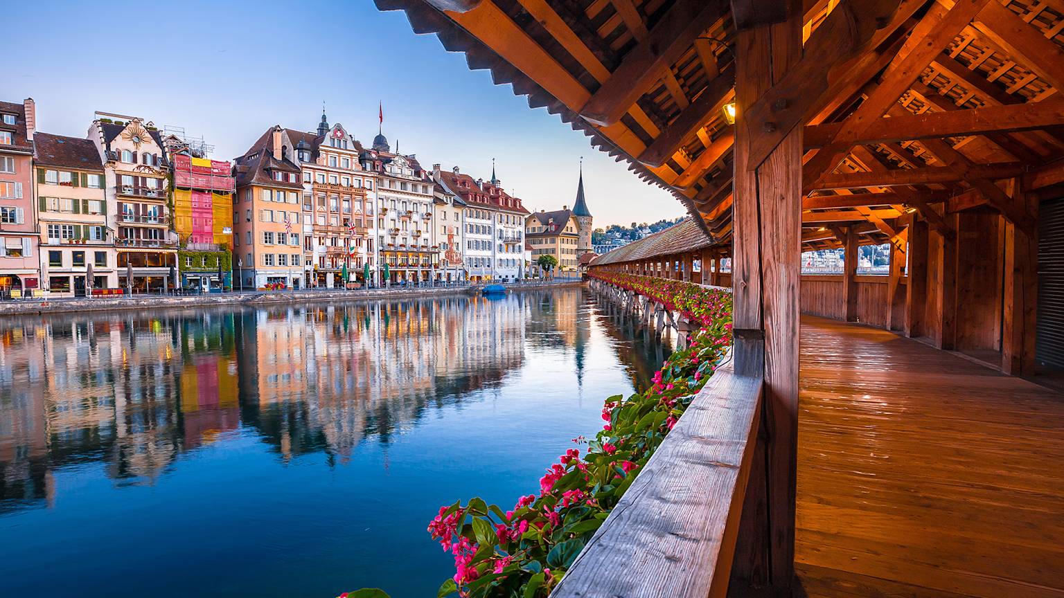 kapellbrucke-wooden-bridge-luzern-switzerland-swiper-hero-gallery