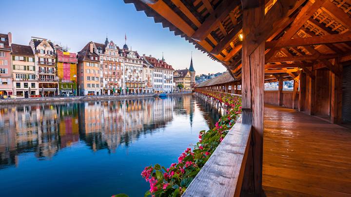 kapellbrucke-wooden-bridge-luzern-switzerland-swiper-hero-gallery