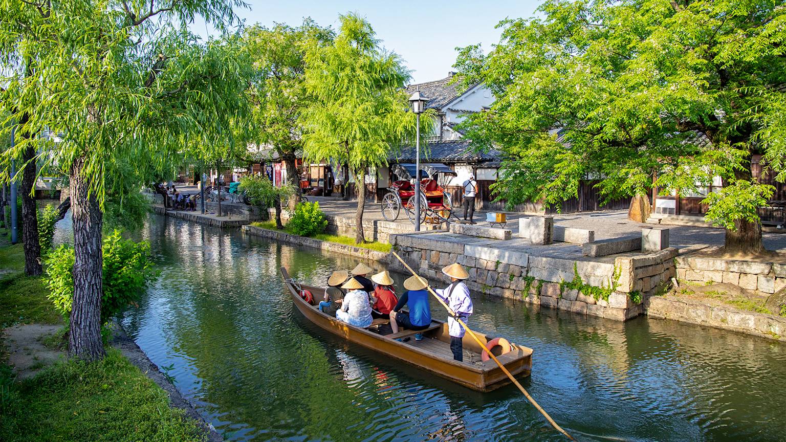 Kurashiki-boat-river-Japan