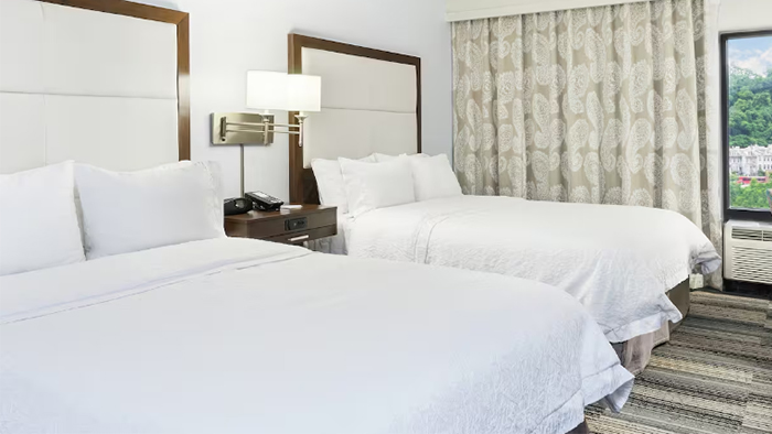 Hampton-Inn-University-Center-Pitt-room