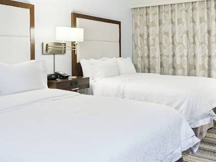 Hampton-Inn-University-Center-Pitt-room