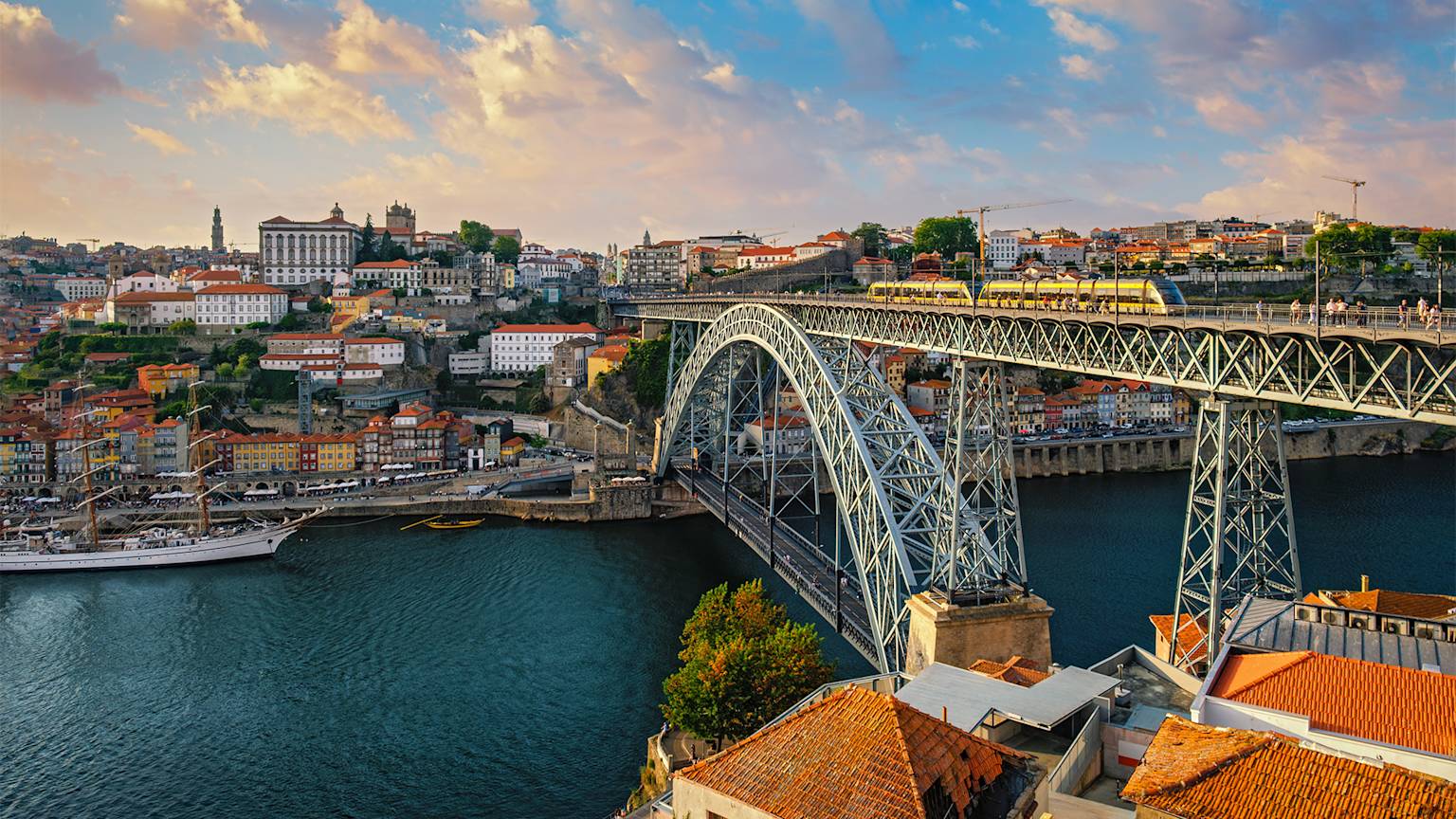 dom-luis-bridge-douro-city-porto-portugal-swiper-hero-gallery