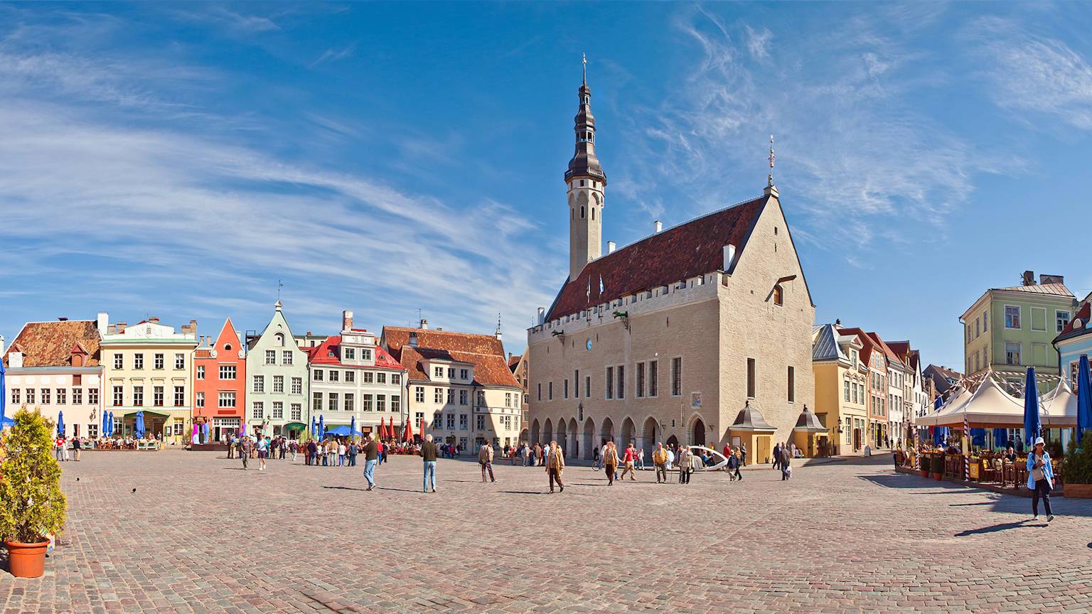 Talinn-Town-Square-Old-Town-swiper-hero-gallery