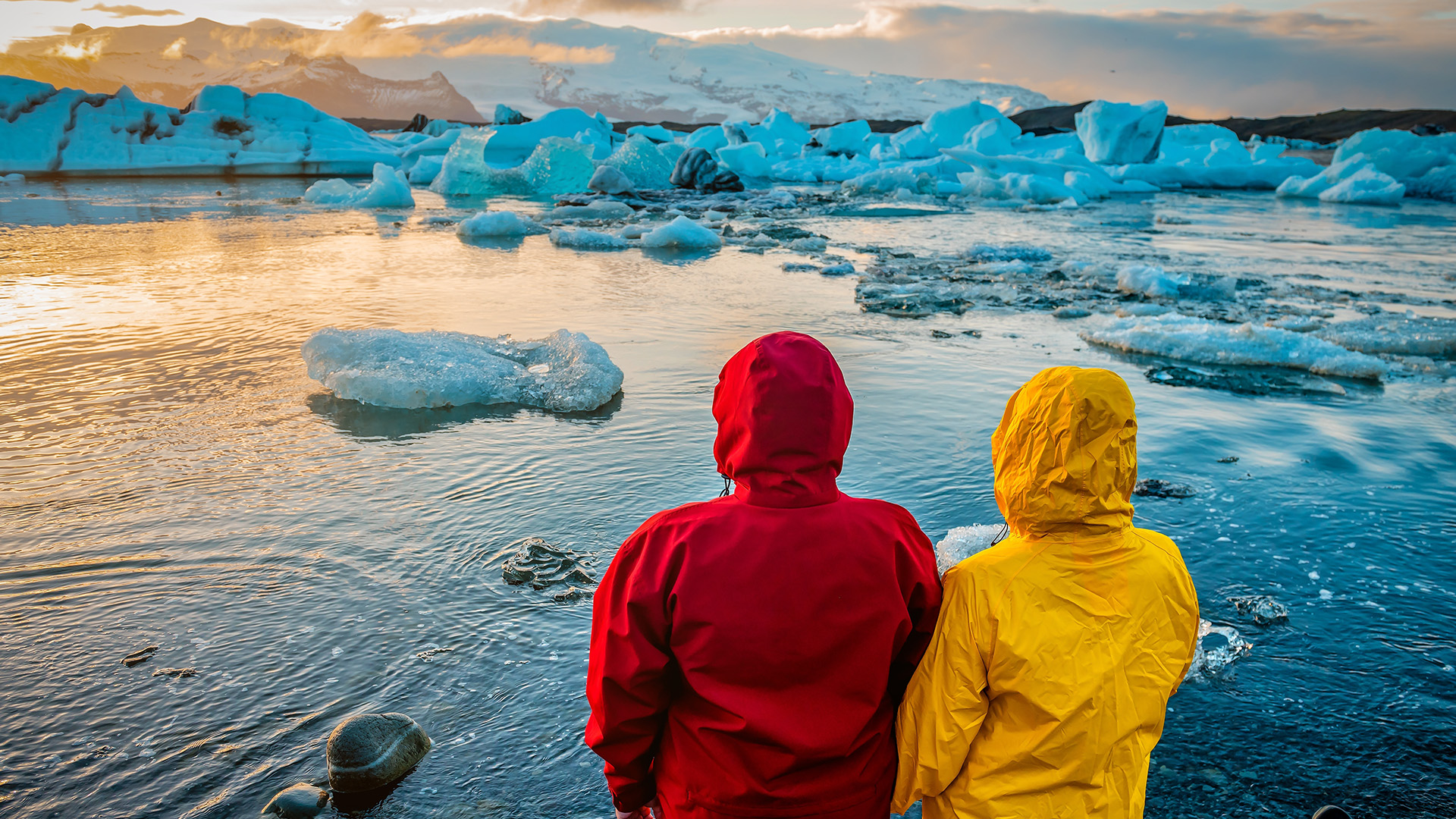 jokulsarlon-glacier-lake-couple-swiper-hero-gallery