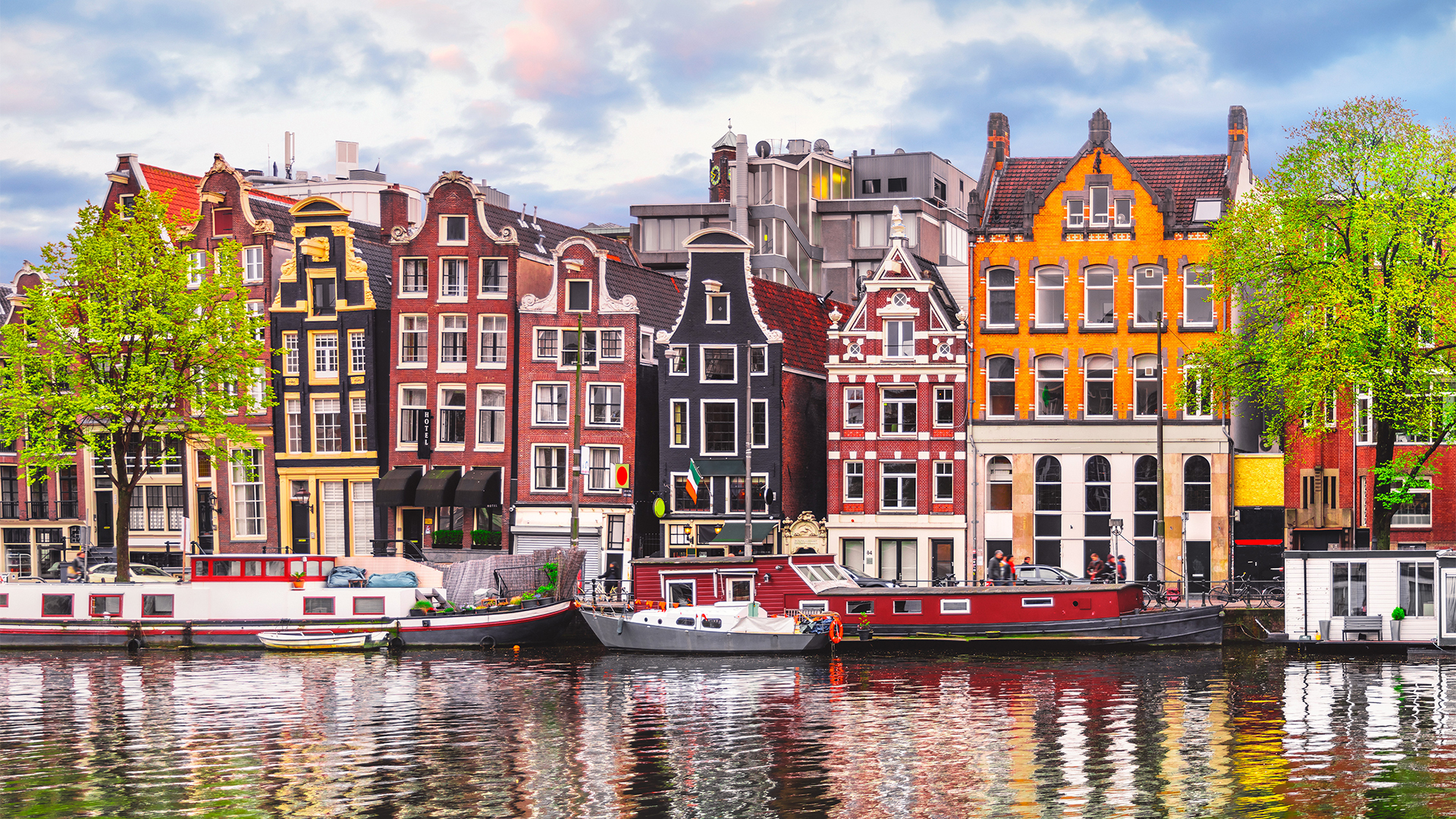 netherlands-amsterdam-canals-dancing-houses