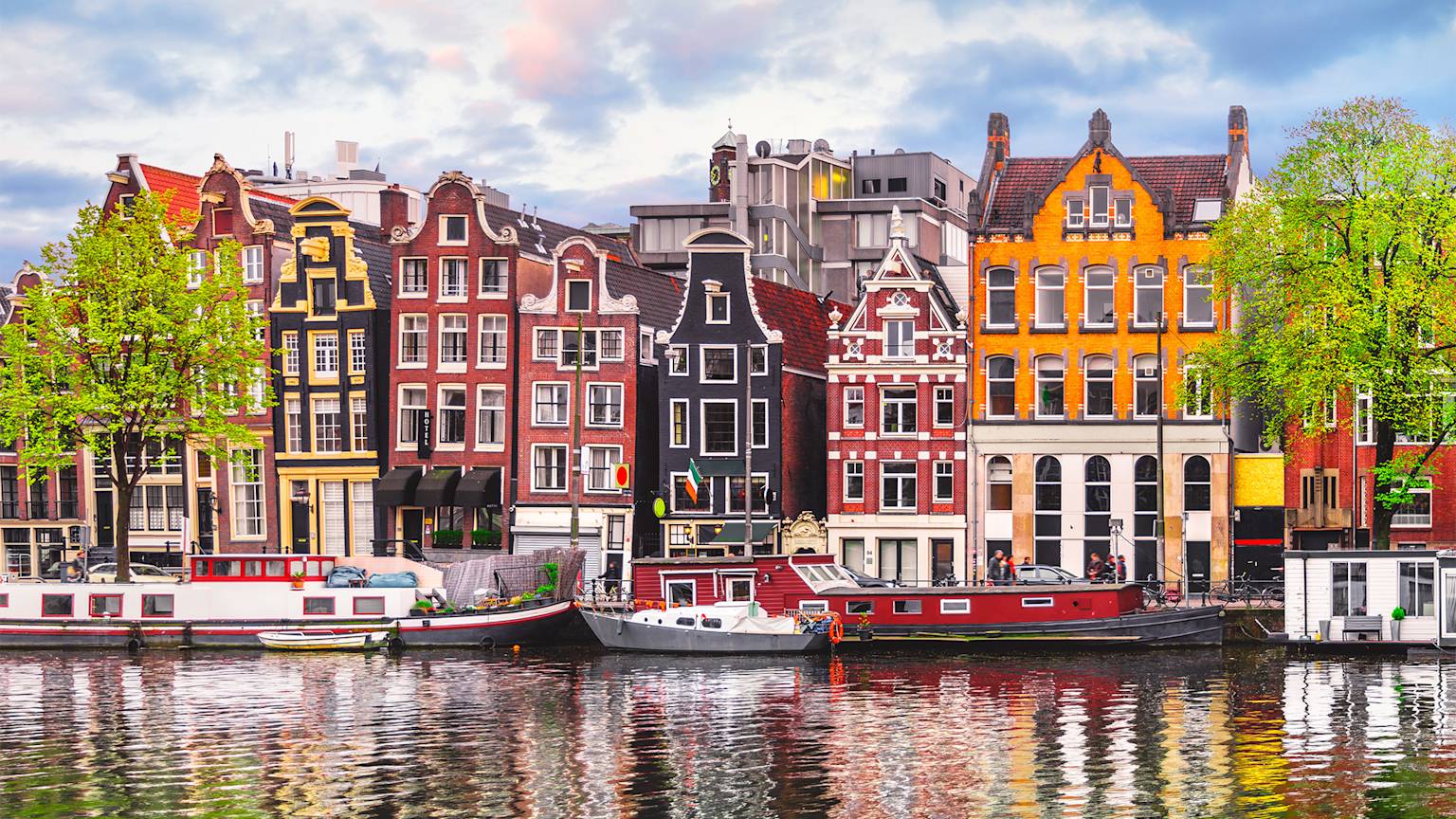 netherlands-amsterdam-canals-dancing-houses