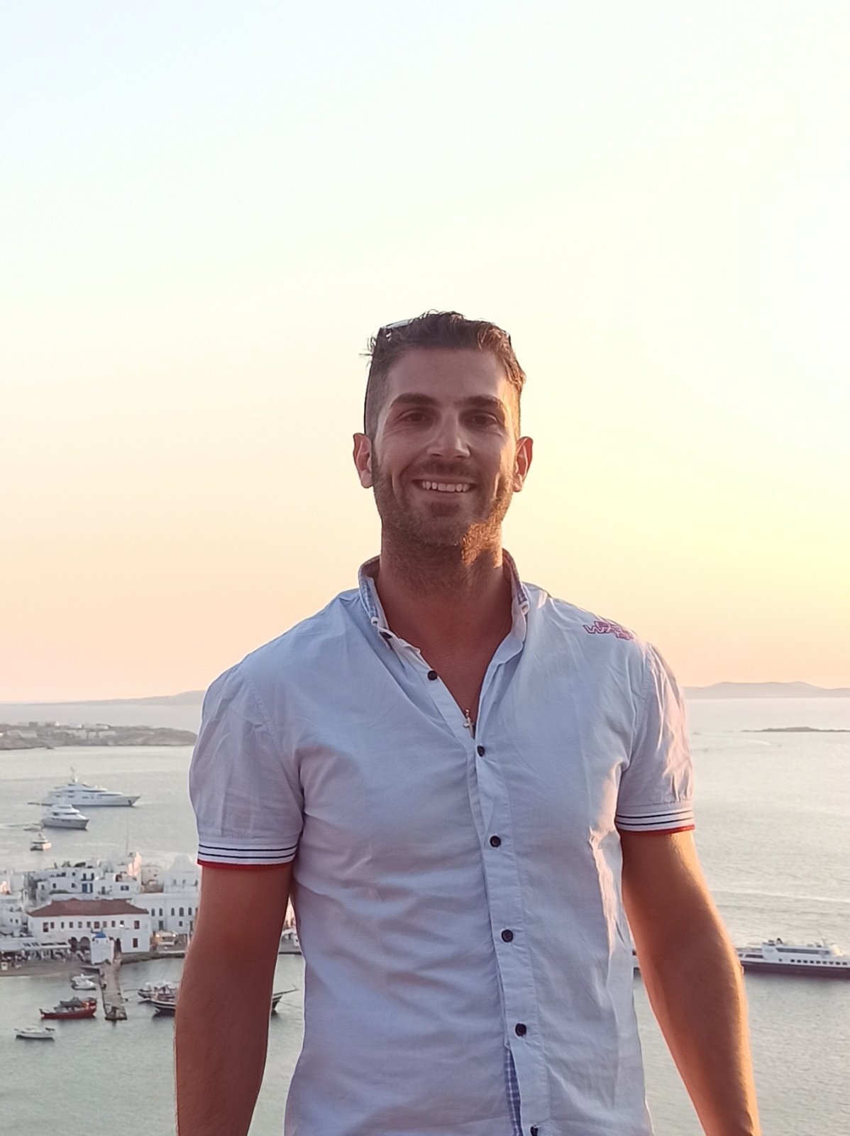 travel-chasers-tour-leader-dimos