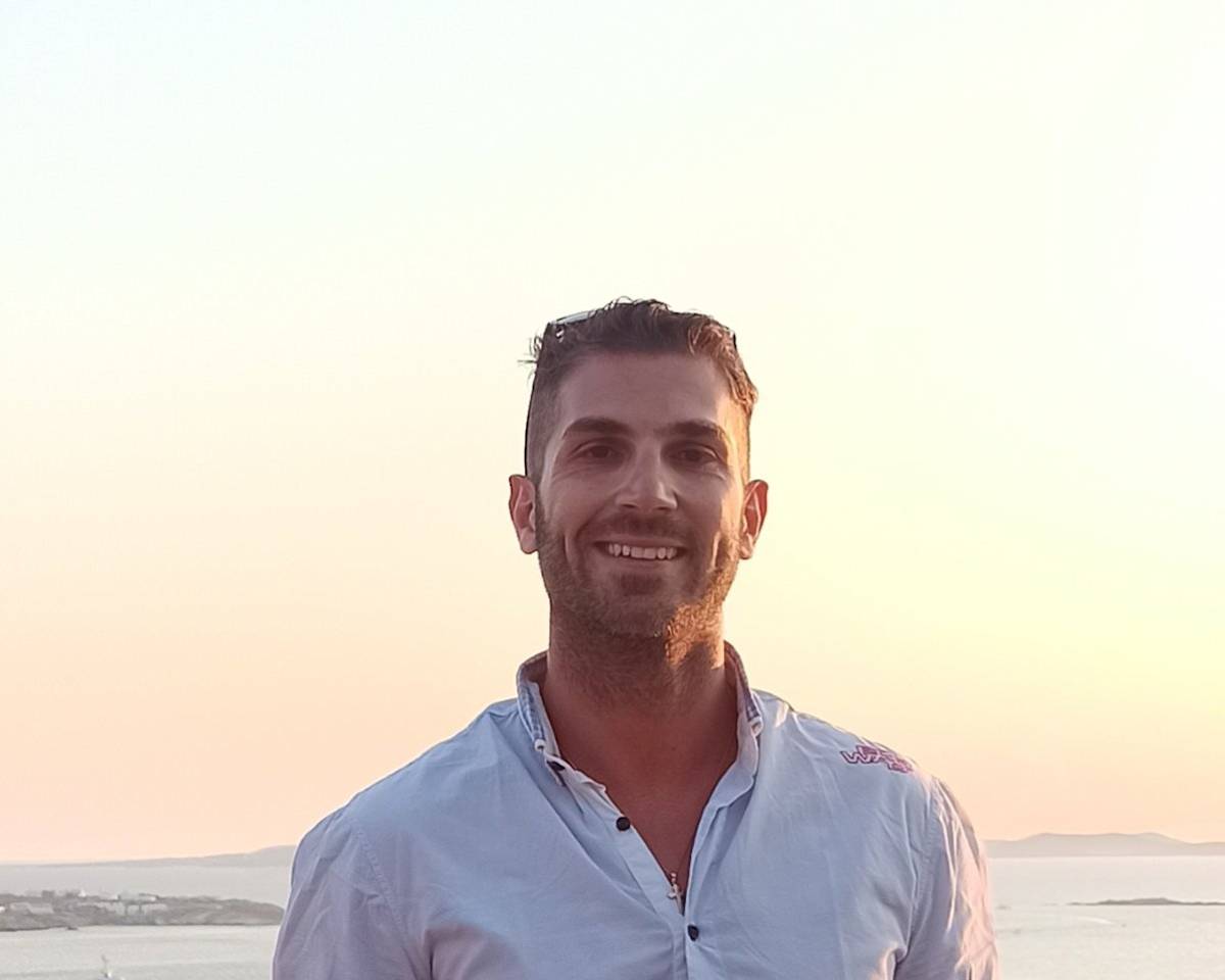 travel-chasers-tour-leader-dimos