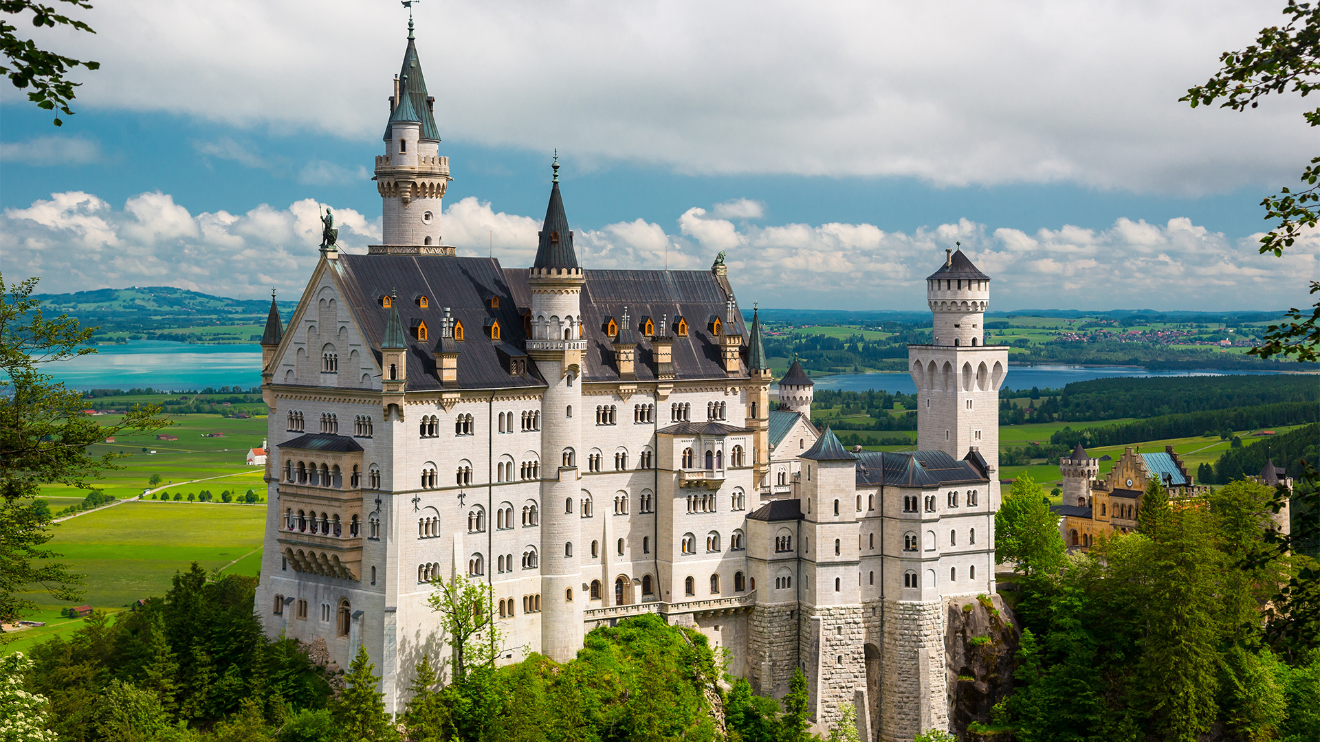 Neuschwanstein-Castle-Germany-swiper-hero-gallery