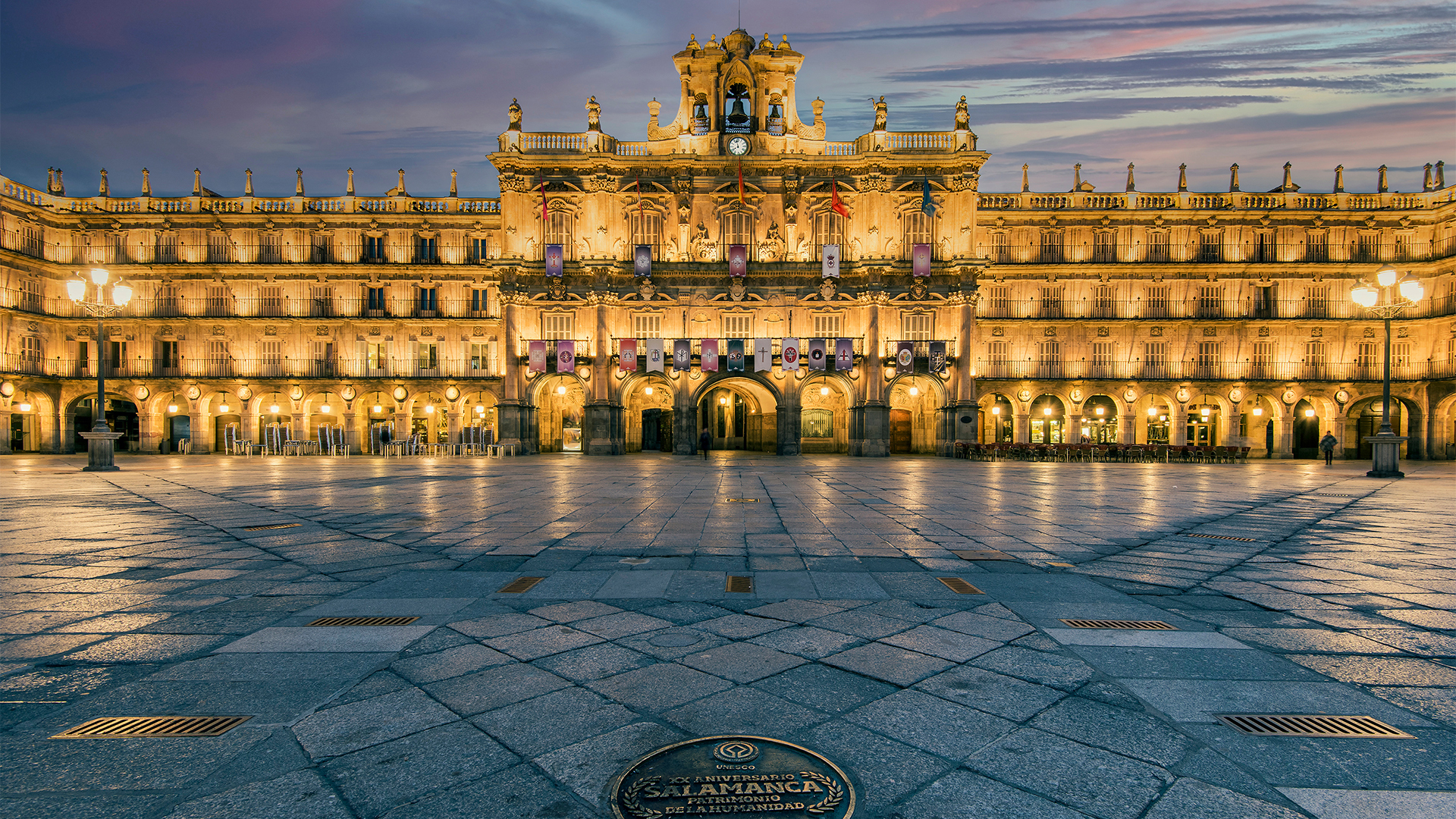 spain-salamanca-plaza-mayor-night