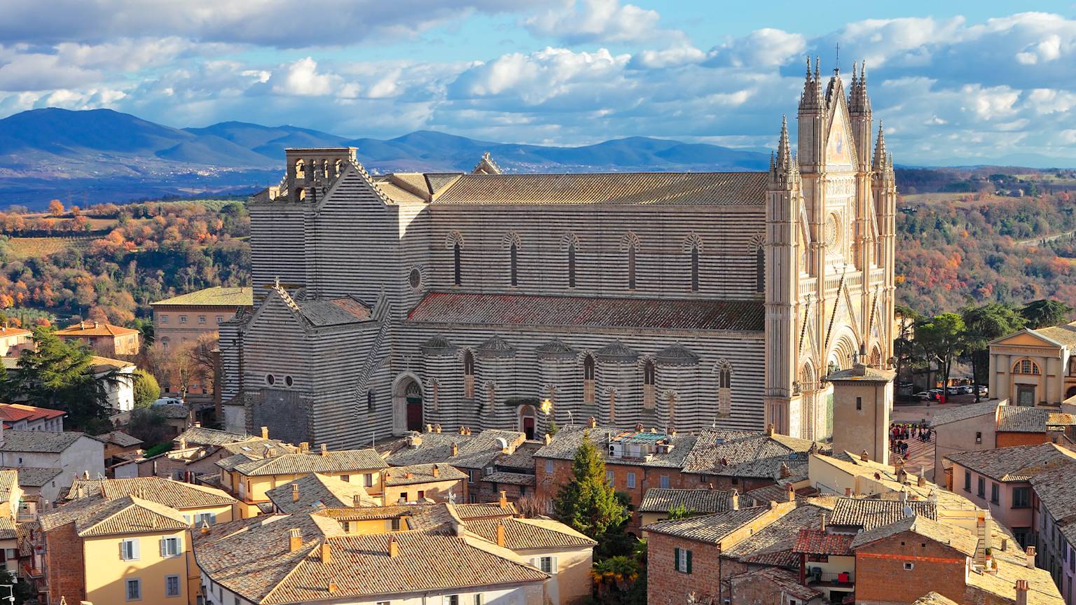 Duomo-di-Orvieto-in-Italy-aerial