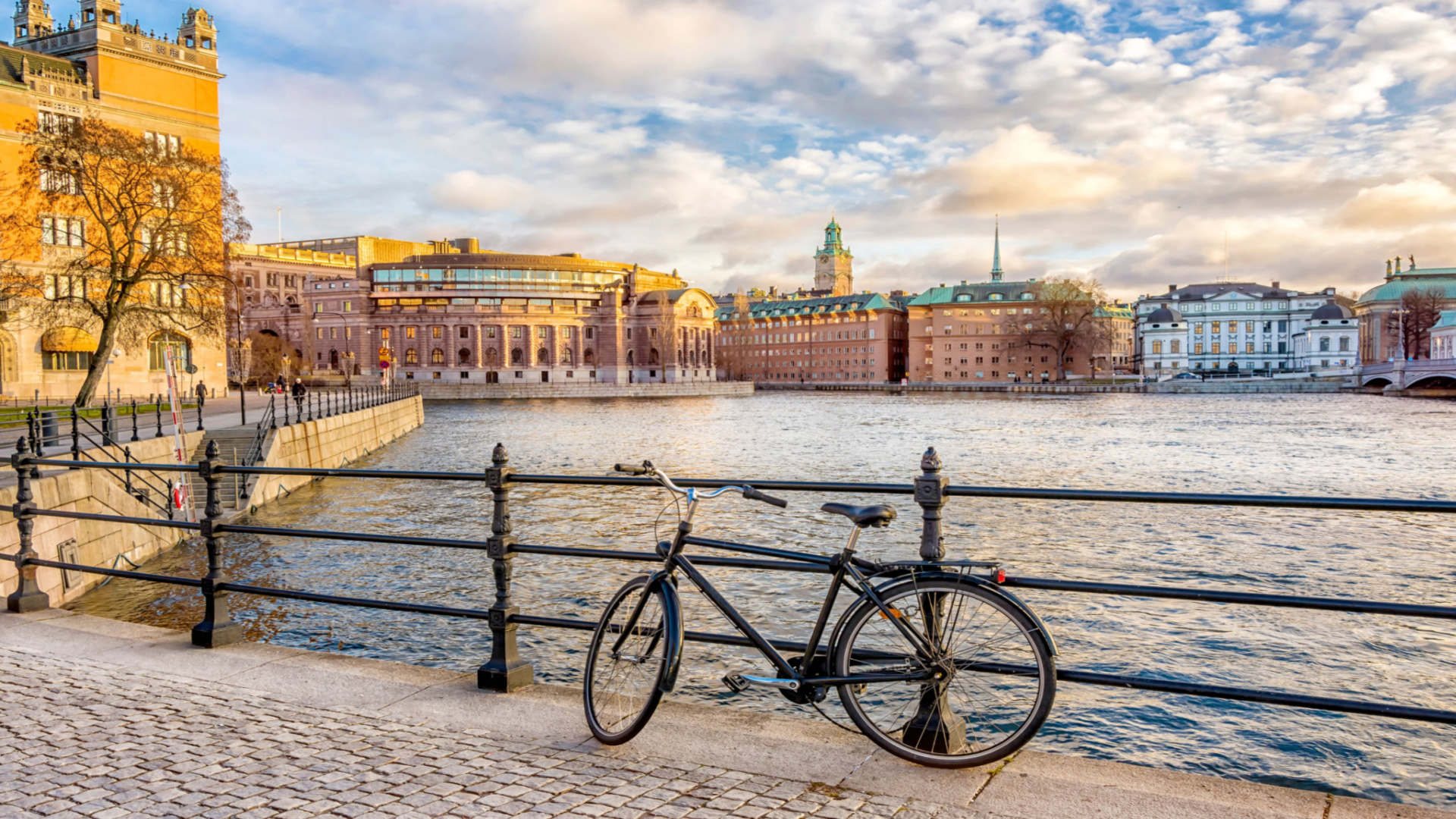 parliament-building-riksdagshuset-embankment-stockholm