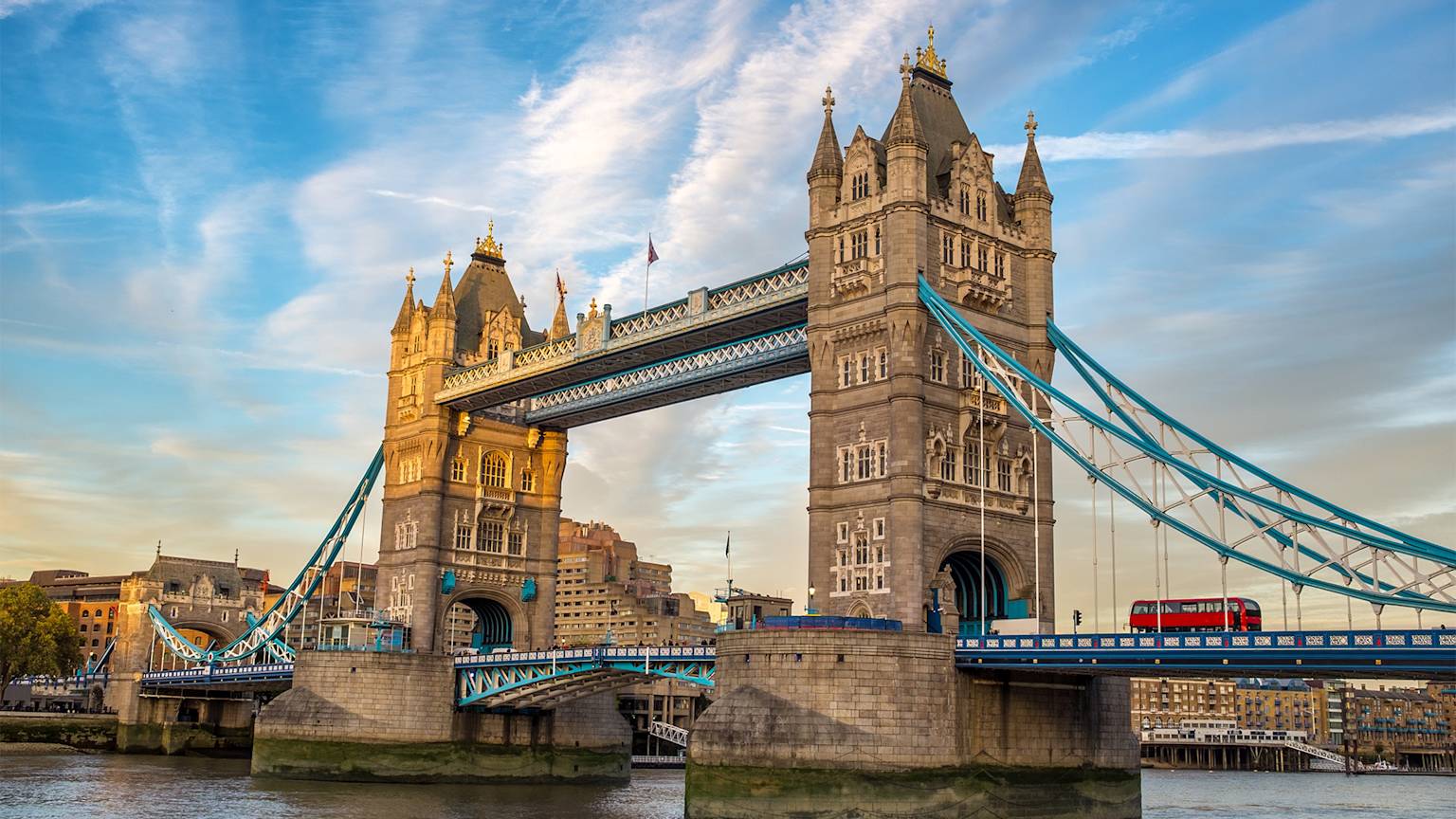 london-england-tower-bridge-bus