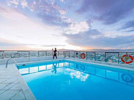 dorian-inn-hotel-pool-area