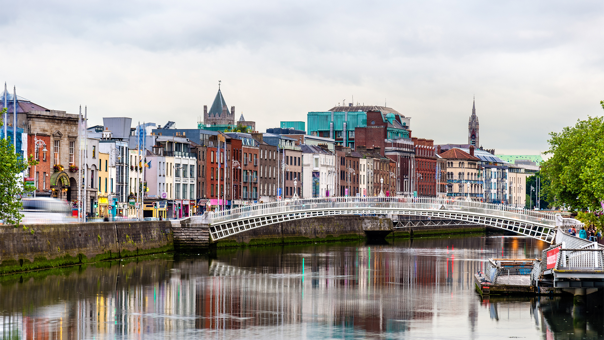 Discover Dublin on a driving tour
